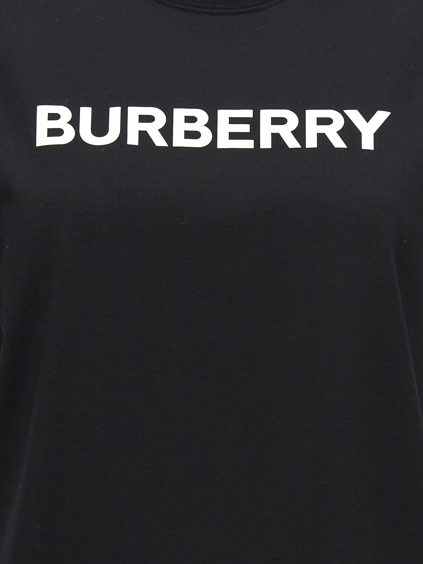 T-shirt en coton bicolore Burberry, coupe classique, avec logo Burberry visible, porté sur un mannequin blanc.