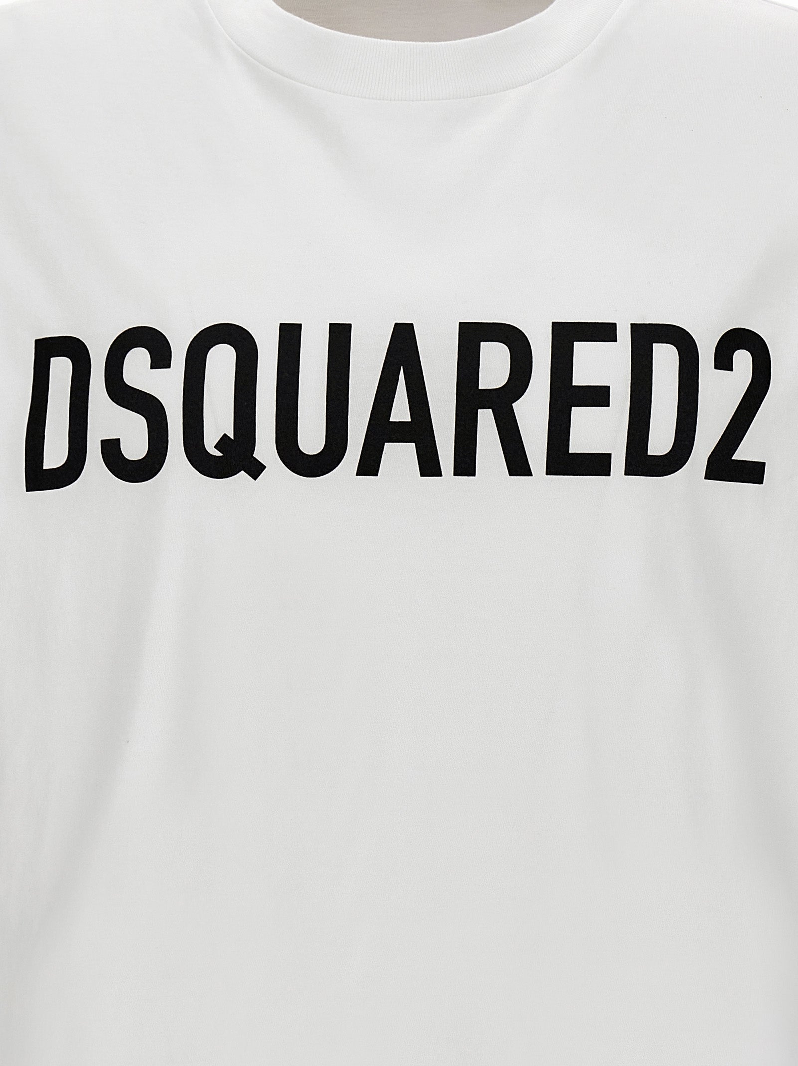 T-shirt bicolore en coton de la marque Dsquared², style décontracté avec logo visible, porté par un mannequin.