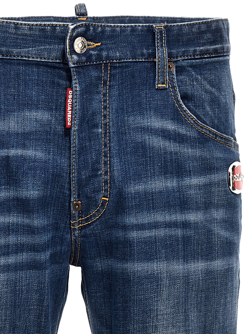 Jeans en coton bleu de coupe décontractée de la marque Dsquared², visibles avec détails de couture et fermeture à boutons.