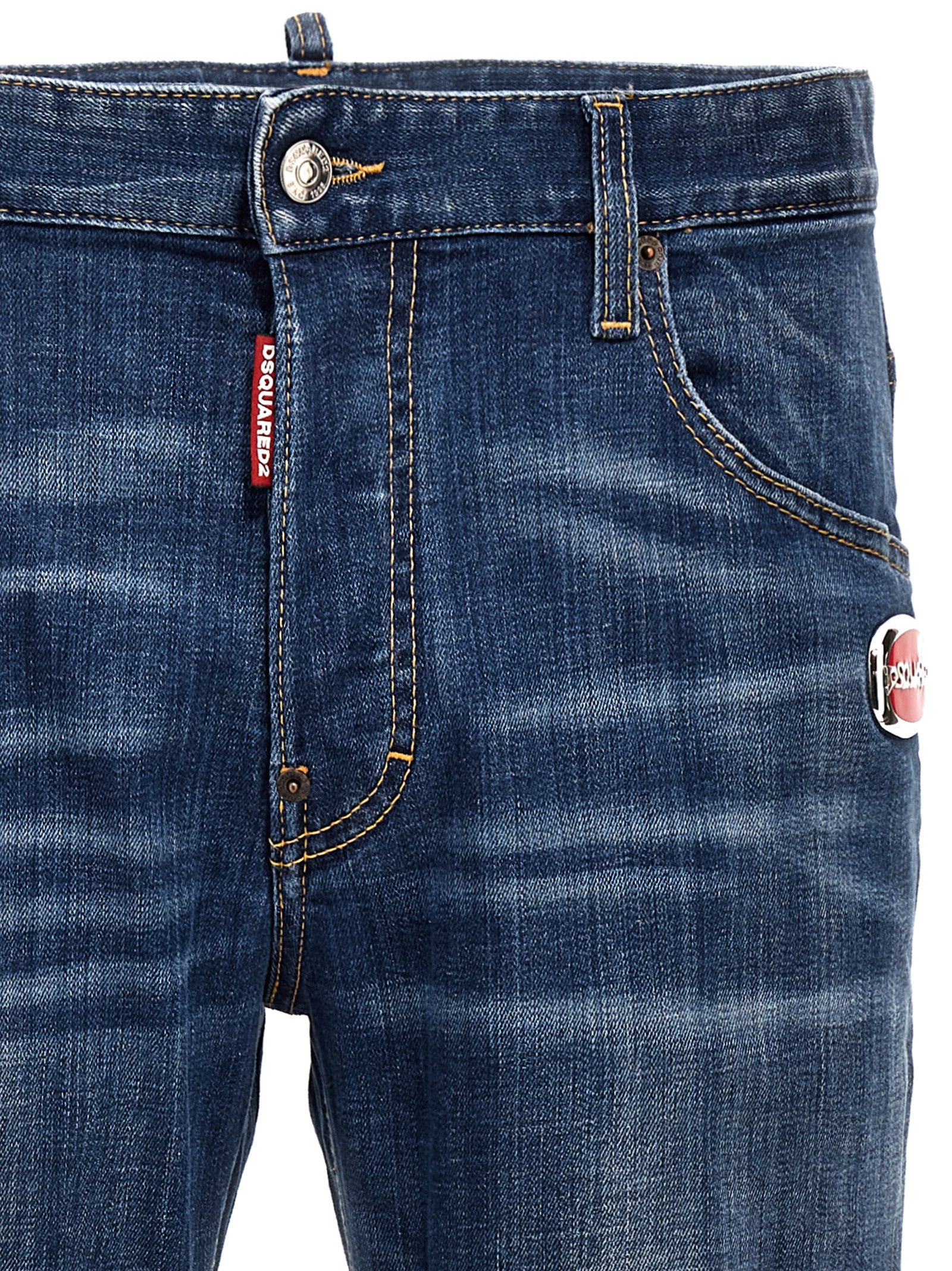 Jeans en coton bleu de coupe décontractée de la marque Dsquared², visibles avec détails de couture et fermeture à boutons.
