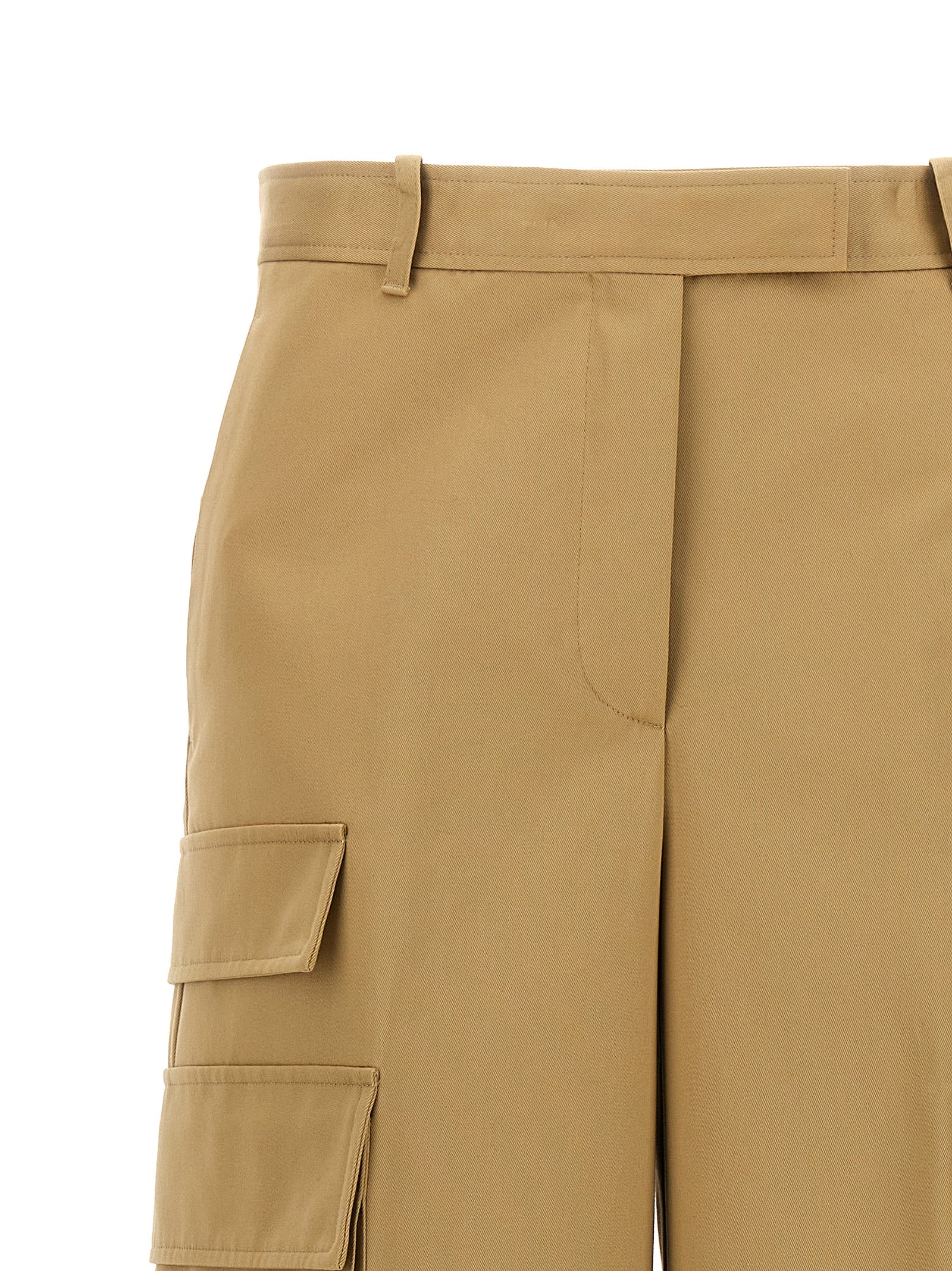Pantalon cargo beige en coton de la marque Versace, avec poches latérales et coupe décontractée, visible sur l'image.