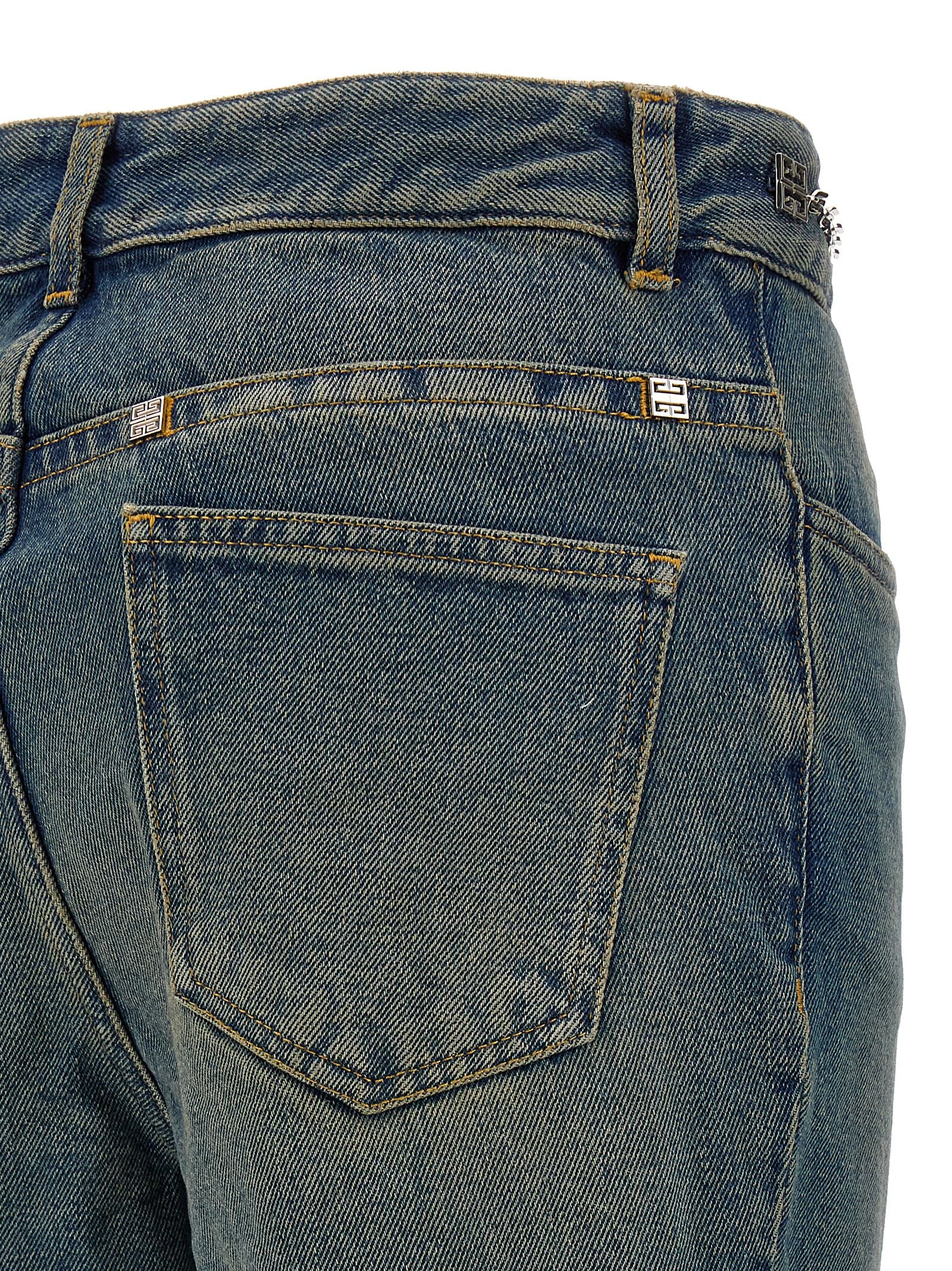 Jeans bootcut en coton bleu Givenchy, coupe classique, détails de couture visibles, tissu doux et confortable.
