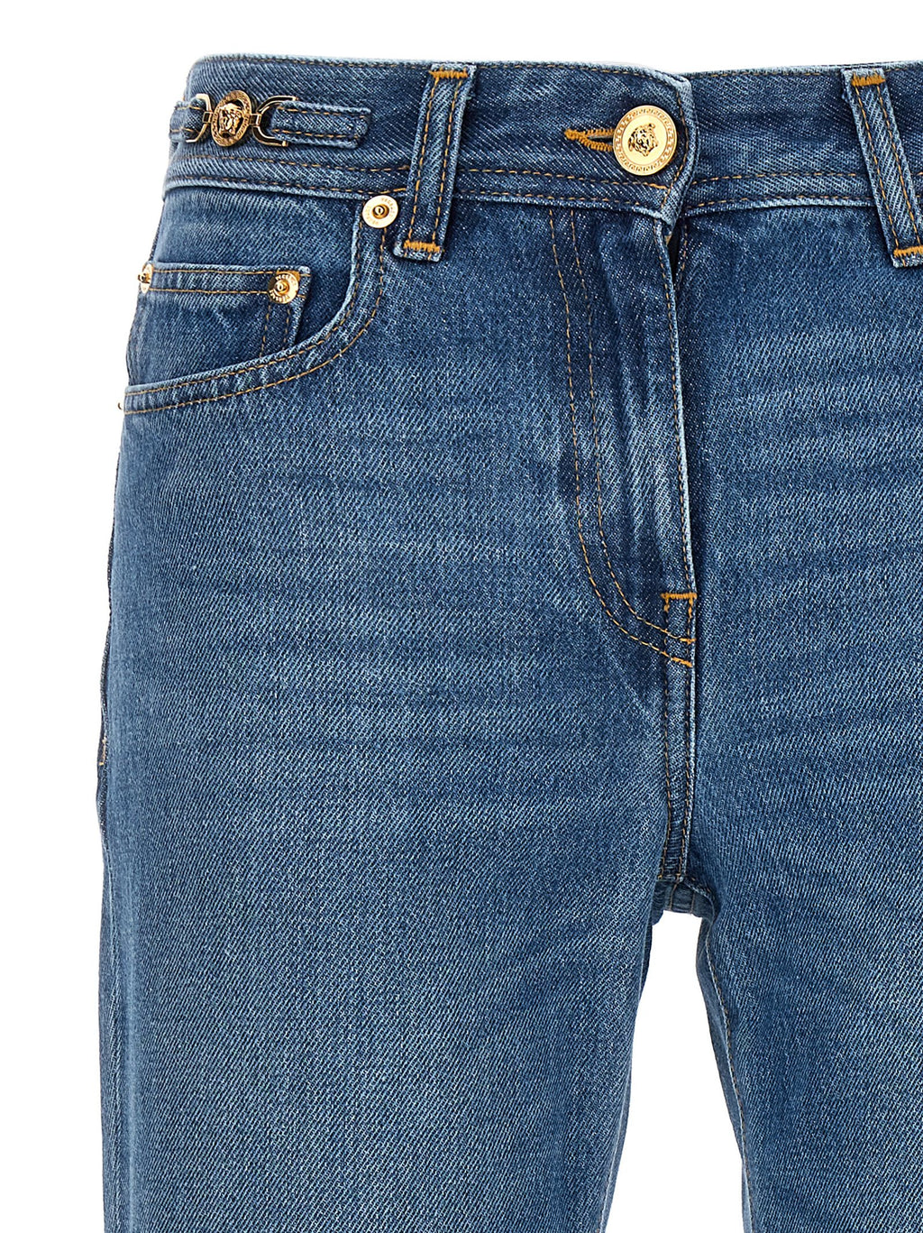 Jeans évasés en coton bleu de la marque Versace, coupe tendance, détails de couture visibles.