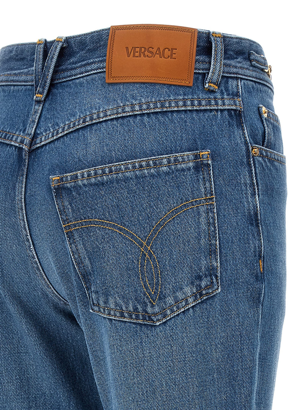 Jeans évasés en coton bleu de la marque Versace, avec coupe tendance et détails stylés.