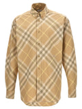 Chemise en coton beige de la marque Burberry, coupe élégante avec col classique et détails sophistiqués.