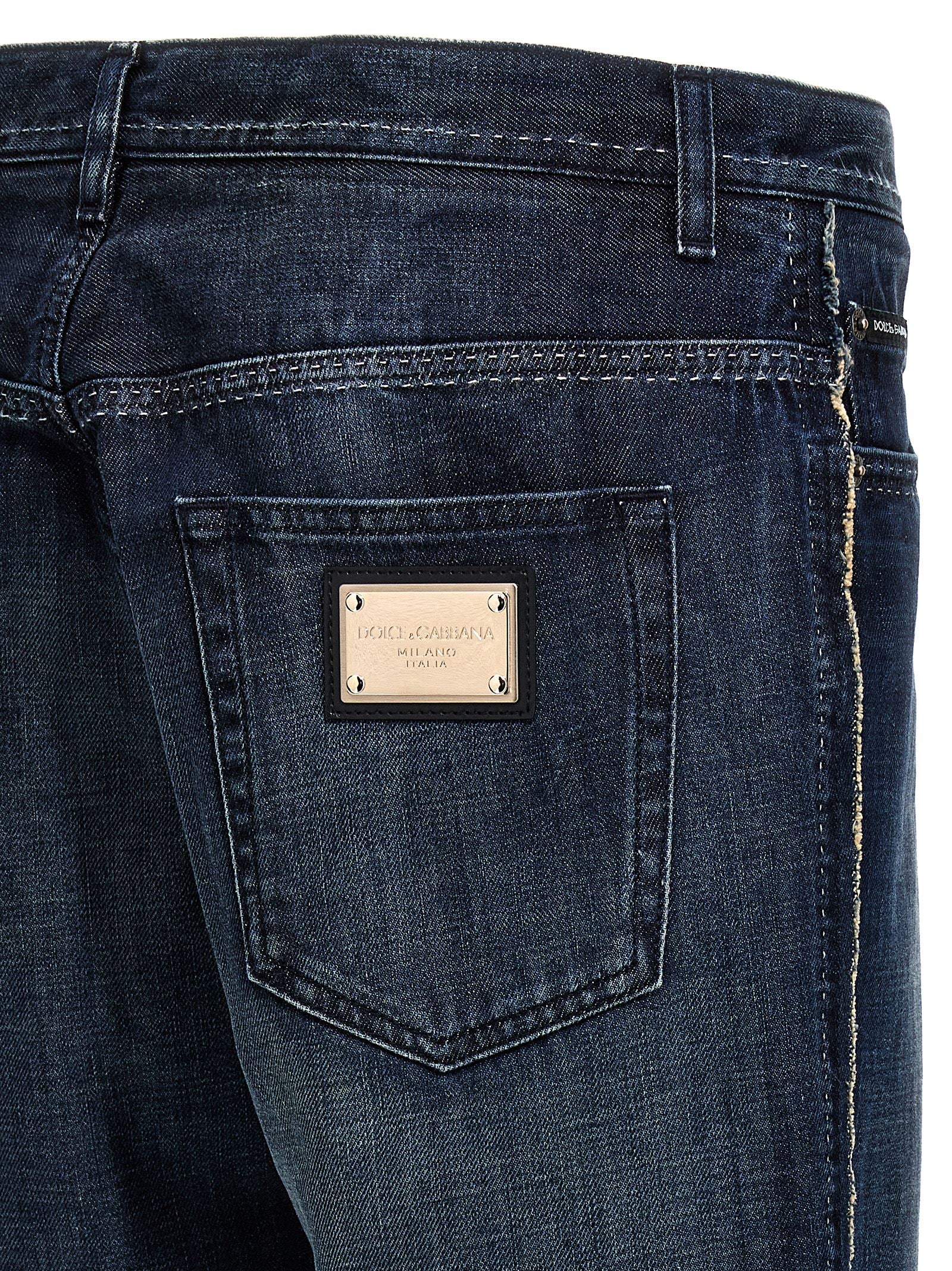 Jeans skinny en coton bleu Dolce & Gabbana, ajustés, avec détails modernes, visibles sur l’image.