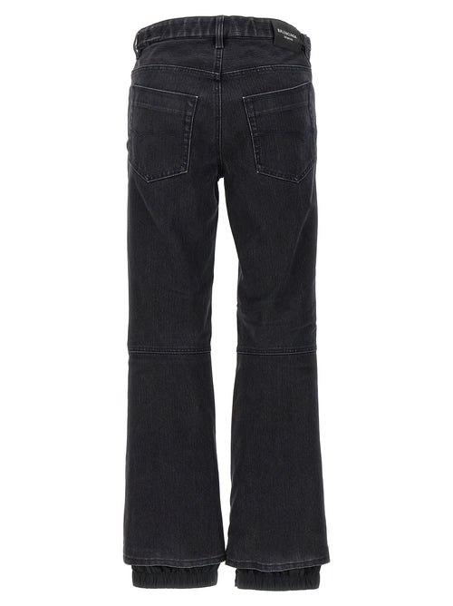 Jeans évasés en coton noir de Balenciaga, denim décontracté avec coupe fluide et détails modernes.