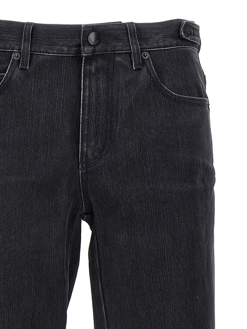 Jeans évasés en coton noir de la marque Balenciaga, coupe tendance et détails modernes, visibles en gros plan.