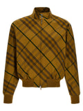 Veste bomber en coton bicolore Burberry, coupe moderne avec détails élégants, portée sur un fond neutre.