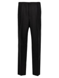 Pantalons de costume noirs en laine vierge Fendi, coupe élégante, portés avec une ceinture et une finition soignée.