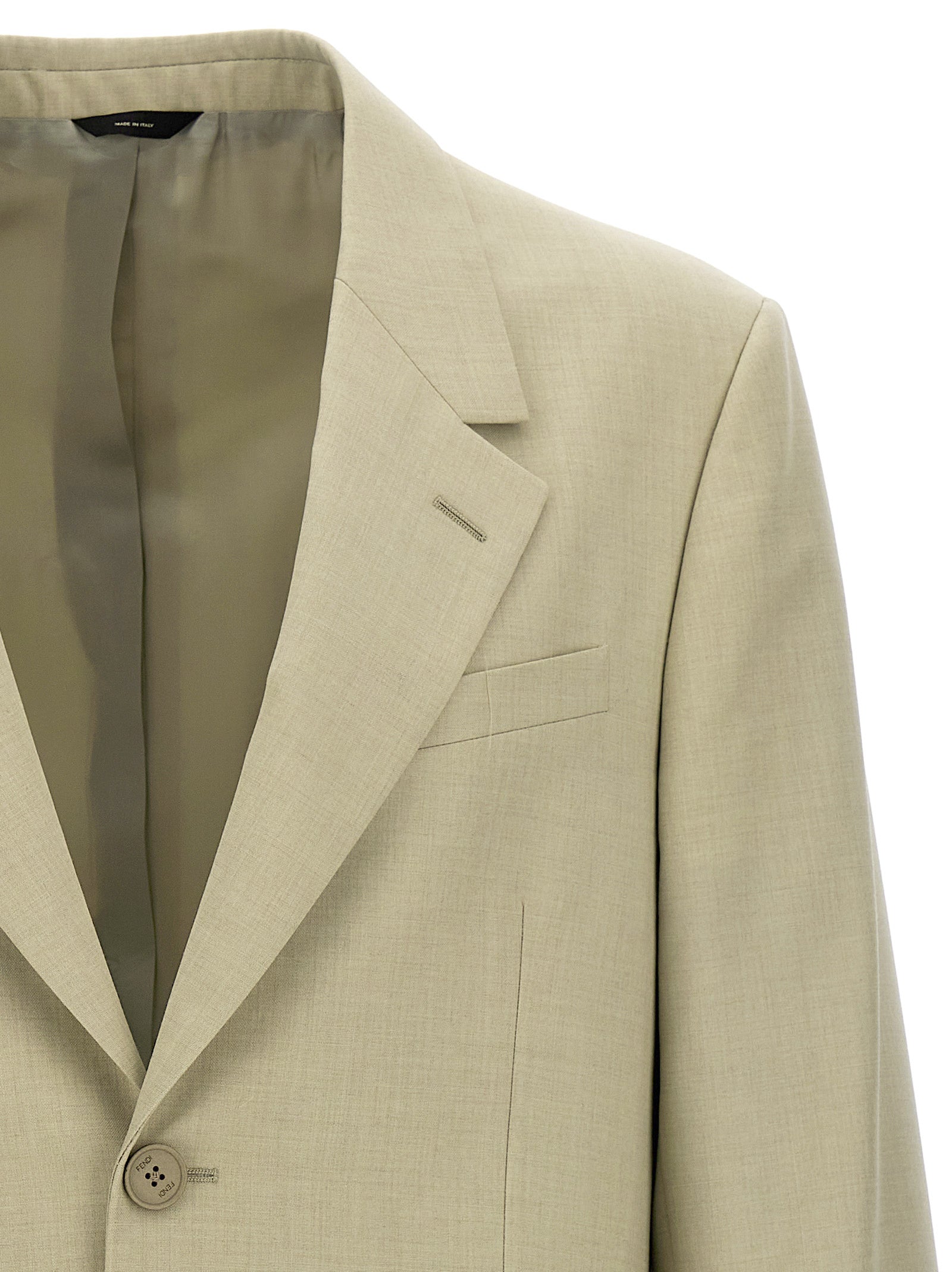 Blazer beige en laine vierge de Fendi, élégant, ajusté, avec des détails modernes, porté sur un mannequin.