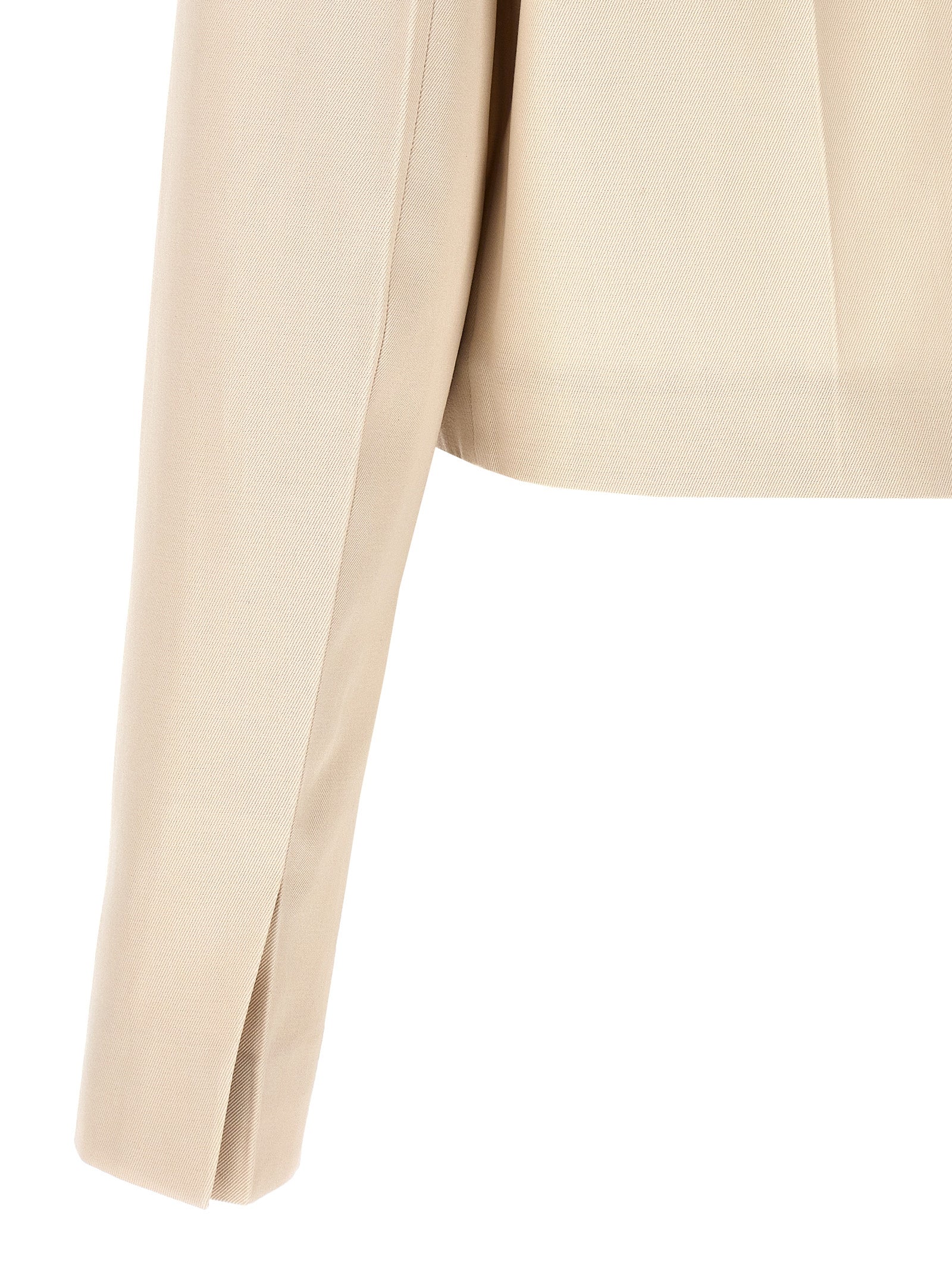 Veste longue beige en laine de Fendi, mode élégante et sophistiquée, visible en détail dans cette image.