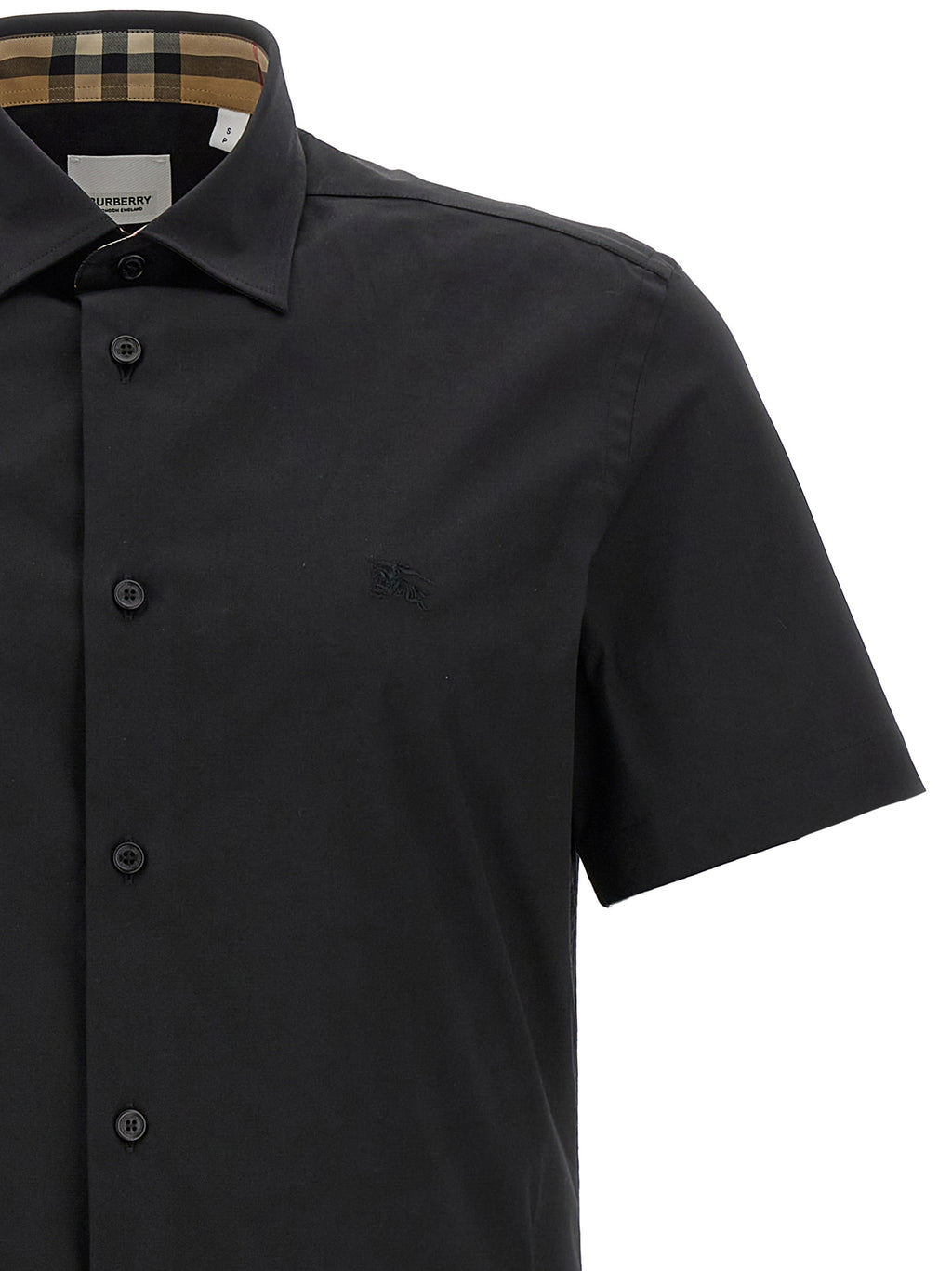 Chemisier en coton noir de la marque Burberry, avec détails élégants, porté sur mannequin.