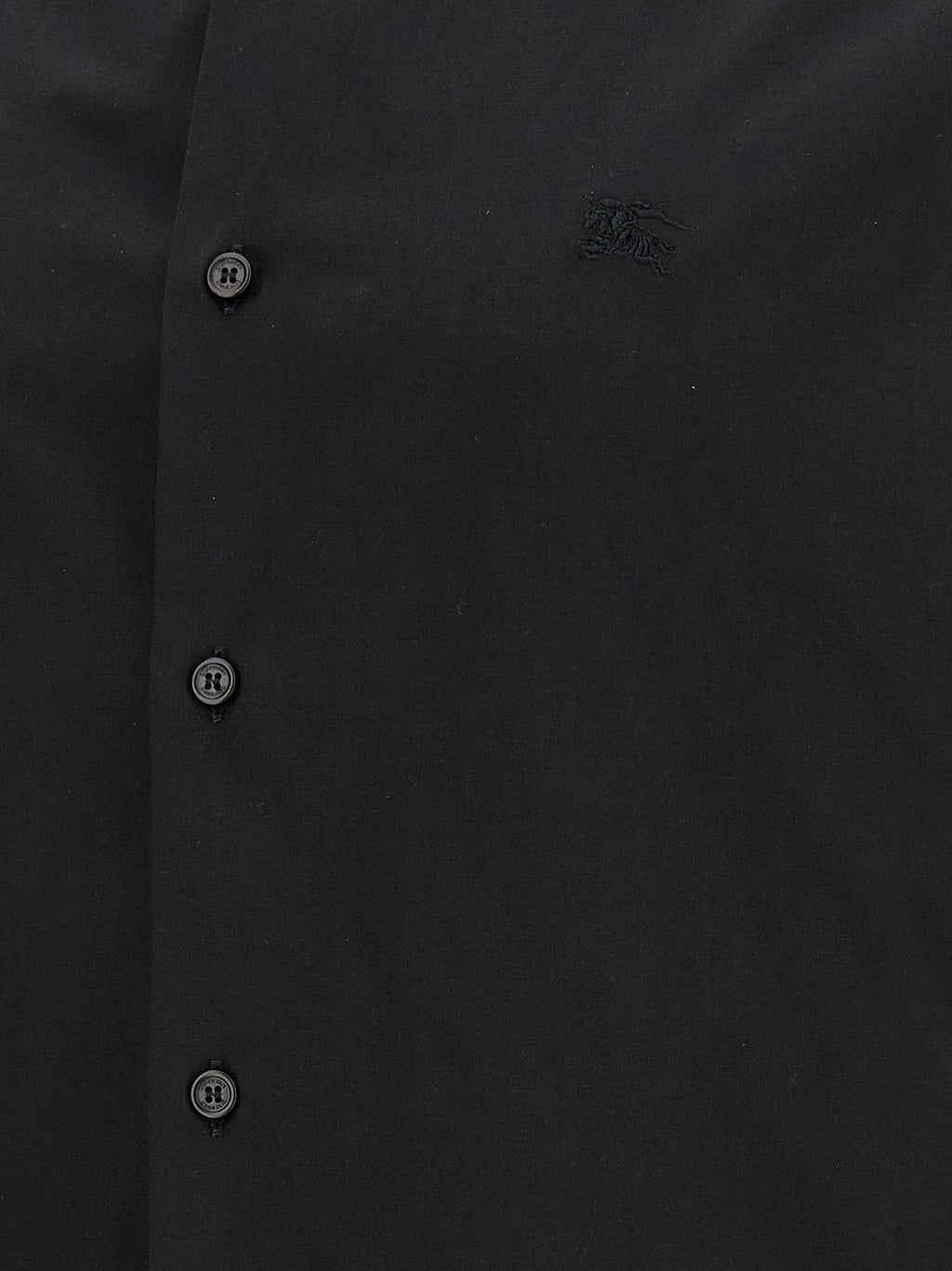 Chemise en coton noir Burberry, style classique, avec col et manches longues, portée décontractée.