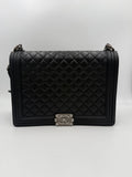 Sac à main en cuir bicolore Chanel, élégant et sophistiqué, avec détails en cuir et fermeture métallique visible.