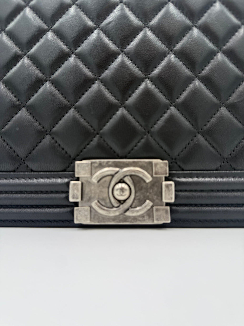 Sac à main en cuir bicolore de Chanel, élégant avec poignées en cuir et finition sophistiquée.