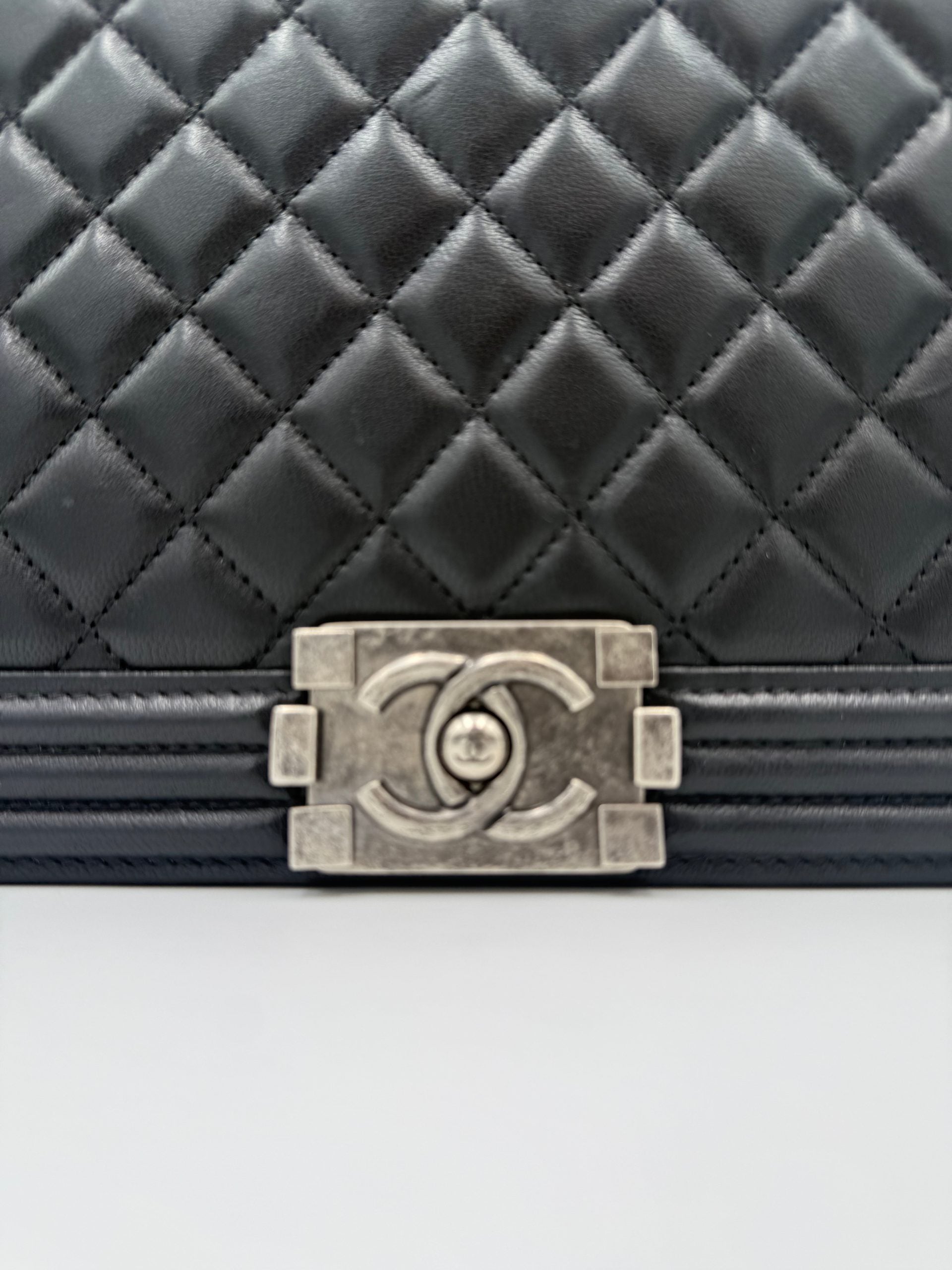 Sac à main en cuir bicolore de Chanel, élégant avec poignées en cuir et finition sophistiquée.