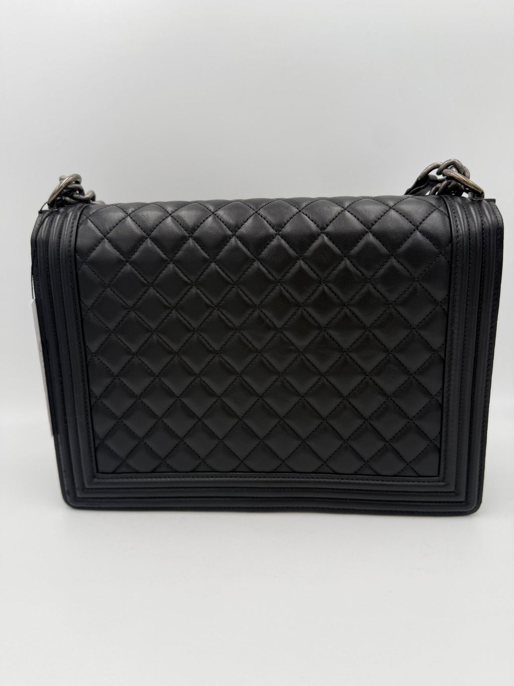 Sac à main Chanel en cuir bicolore, élégant et sophistiqué, avec double poignée et finition de haute qualité.