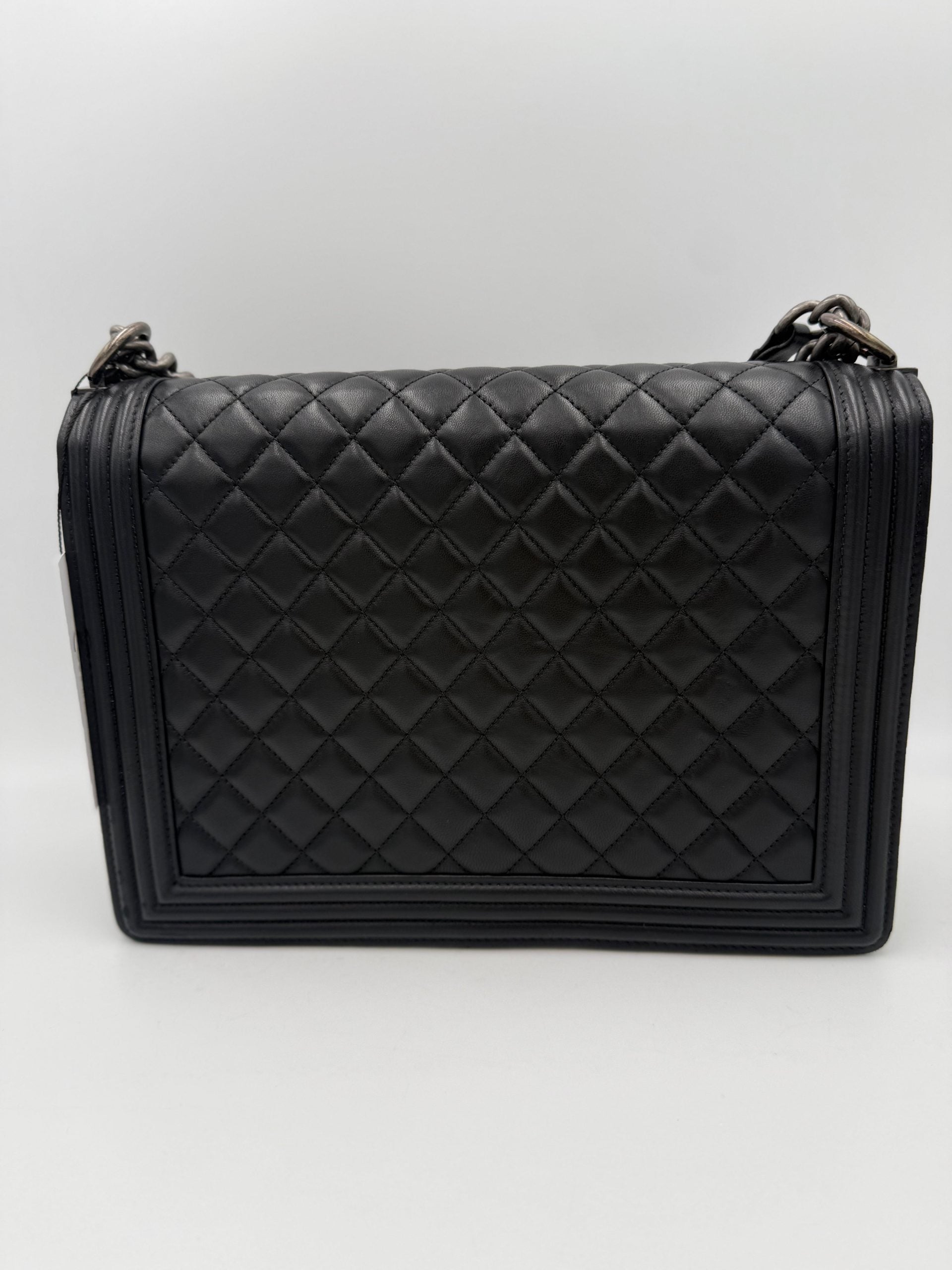 Sac à main Chanel en cuir bicolore, élégant et sophistiqué, avec double poignée et finition de haute qualité.