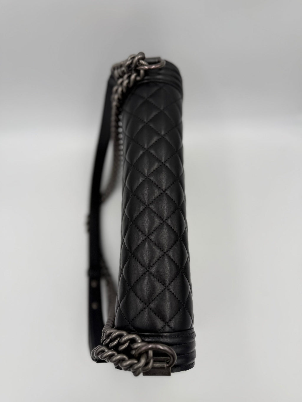 Sac à main en cuir bicolore de Chanel, élégant et sophistiqué, avec détails en cuir noir et beige.