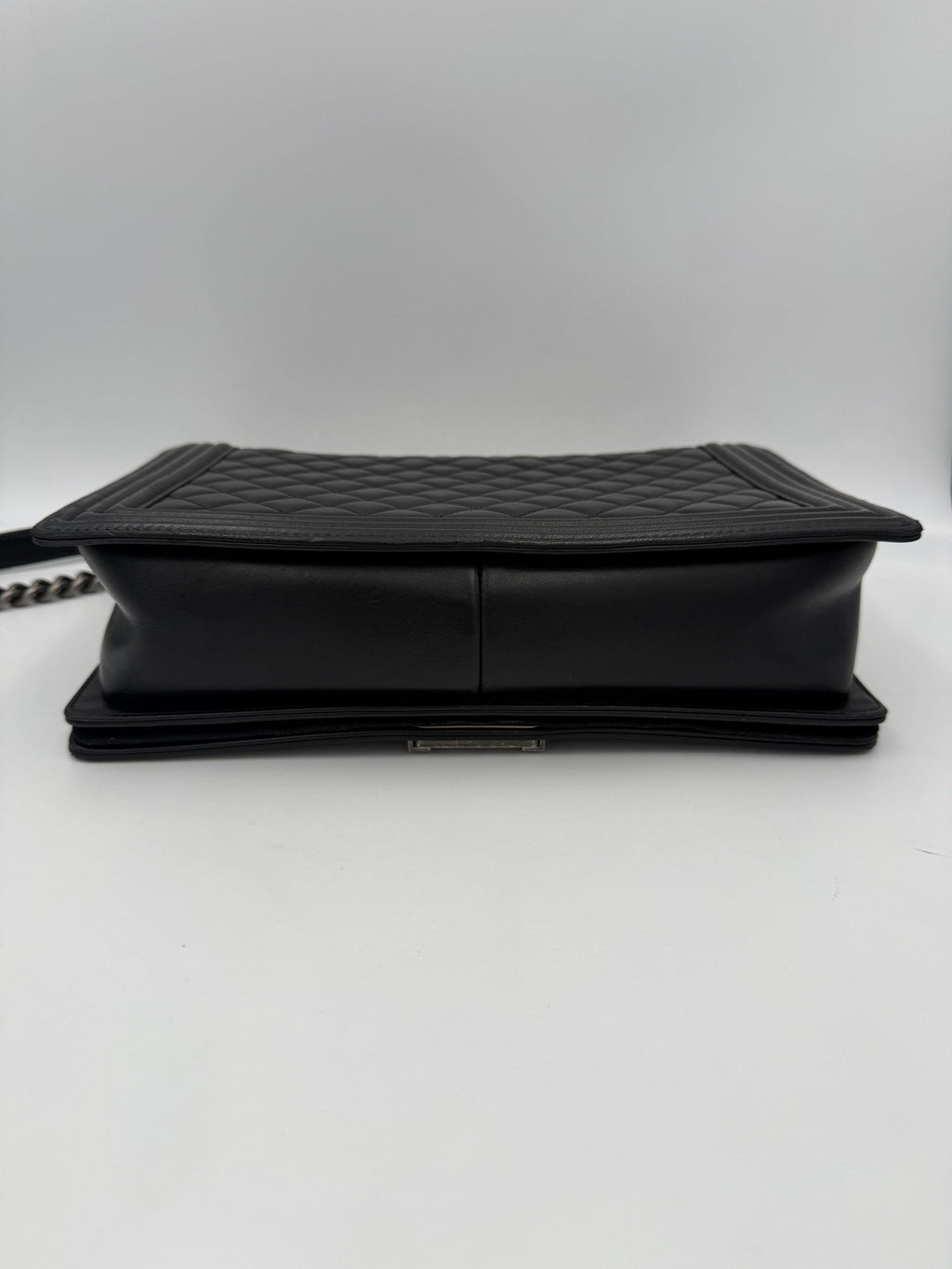 Sac à main en cuir bicolore Chanel, élégant et sophistiqué, avec détails en cuir et design moderne.