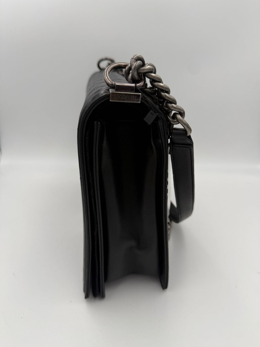 Sac à main en cuir bicolore Chanel, élégant et sophistiqué, avec détails en cuir et finition de haute qualité.