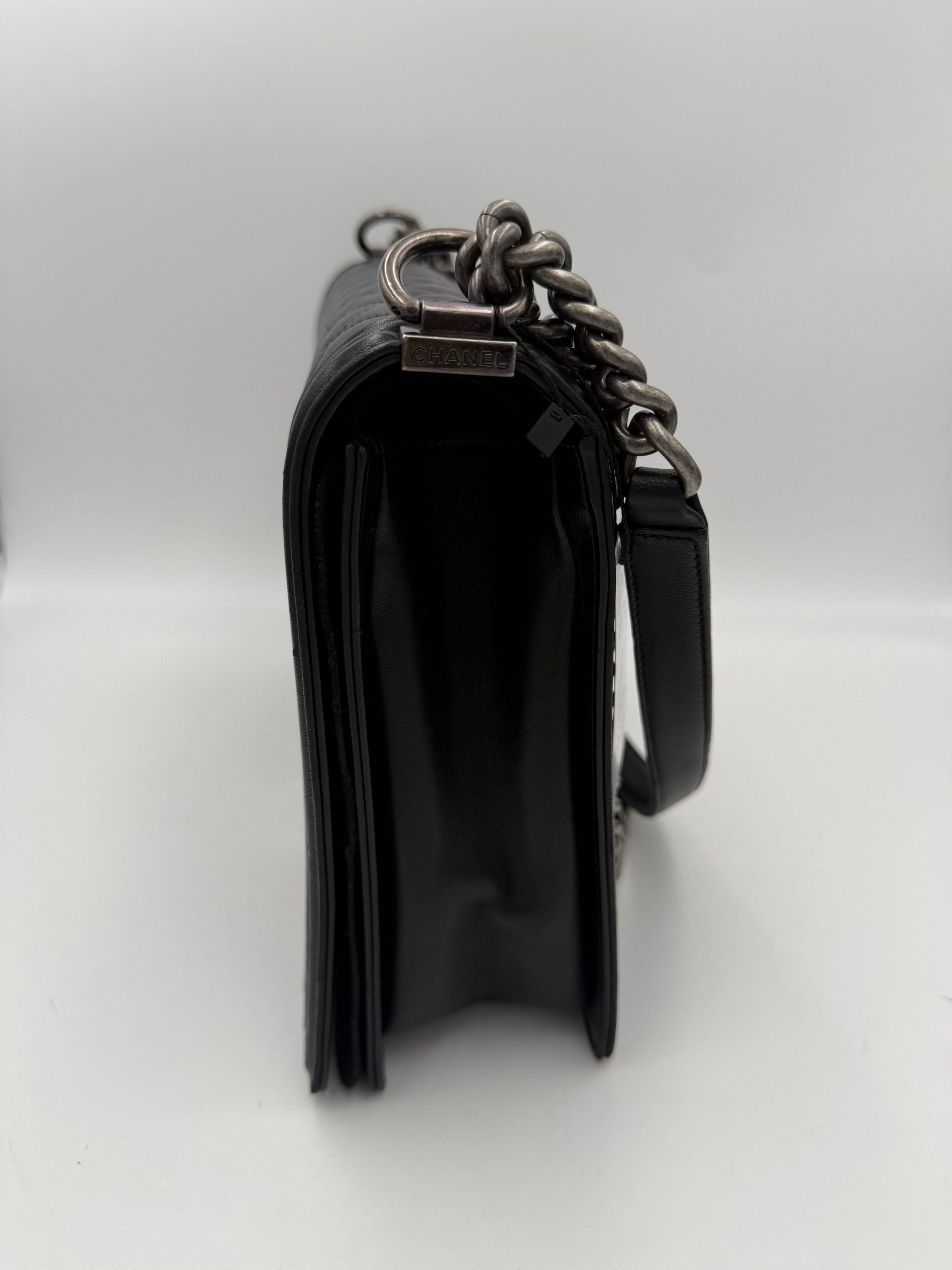 Sac à main en cuir bicolore Chanel, élégant et sophistiqué, avec détails en cuir et finition de haute qualité.