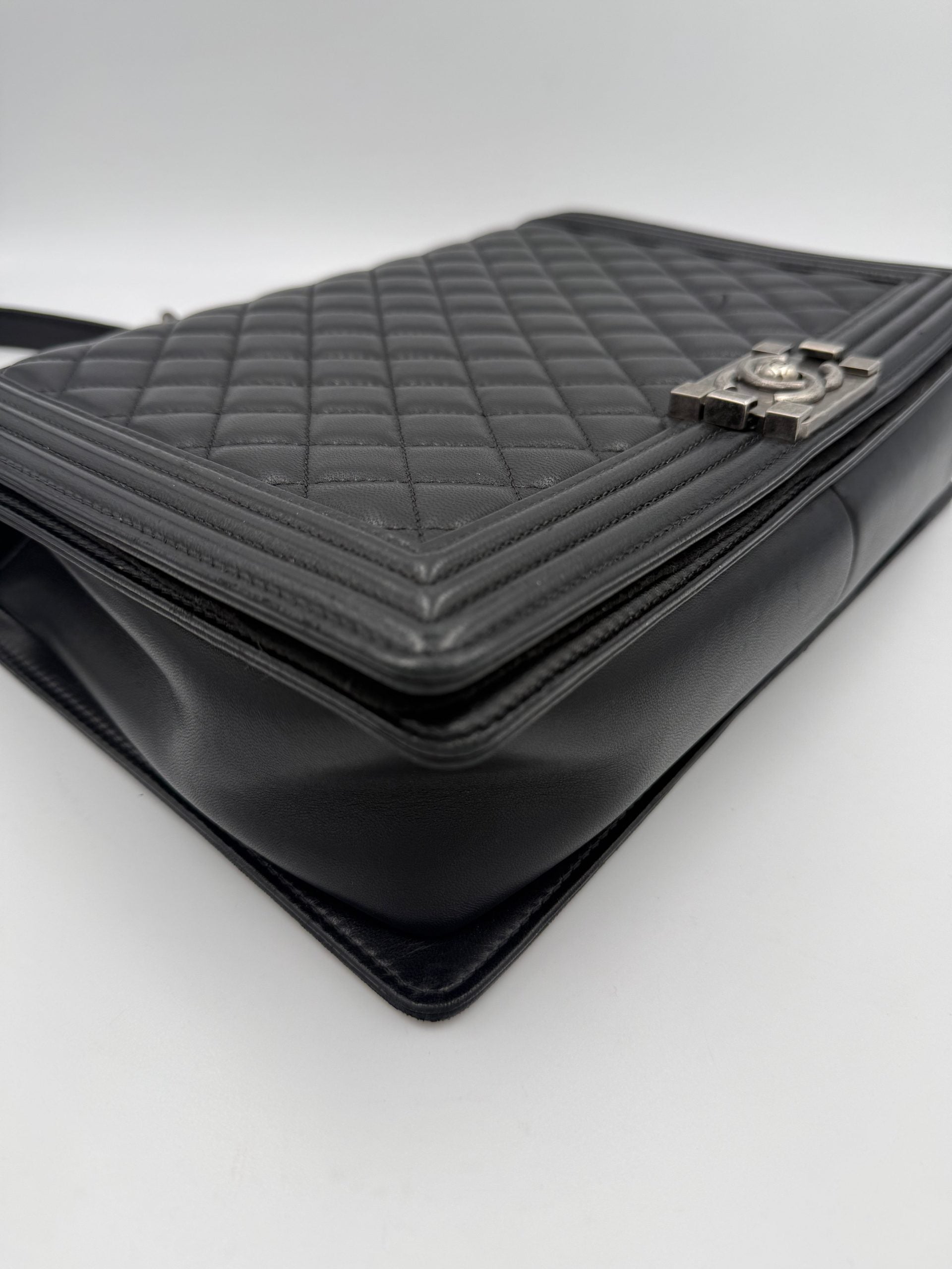 Sac à main Chanel bicolore en cuir, élégant et sophistiqué, avec détails en cuir noir et beige.