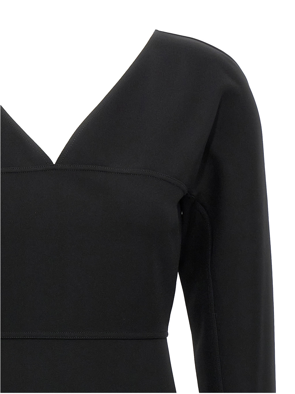 Robe midi noire en viscose de la marque Fendi, élégante et fluide, portée avec des détails subtils visibles sur l'image.
