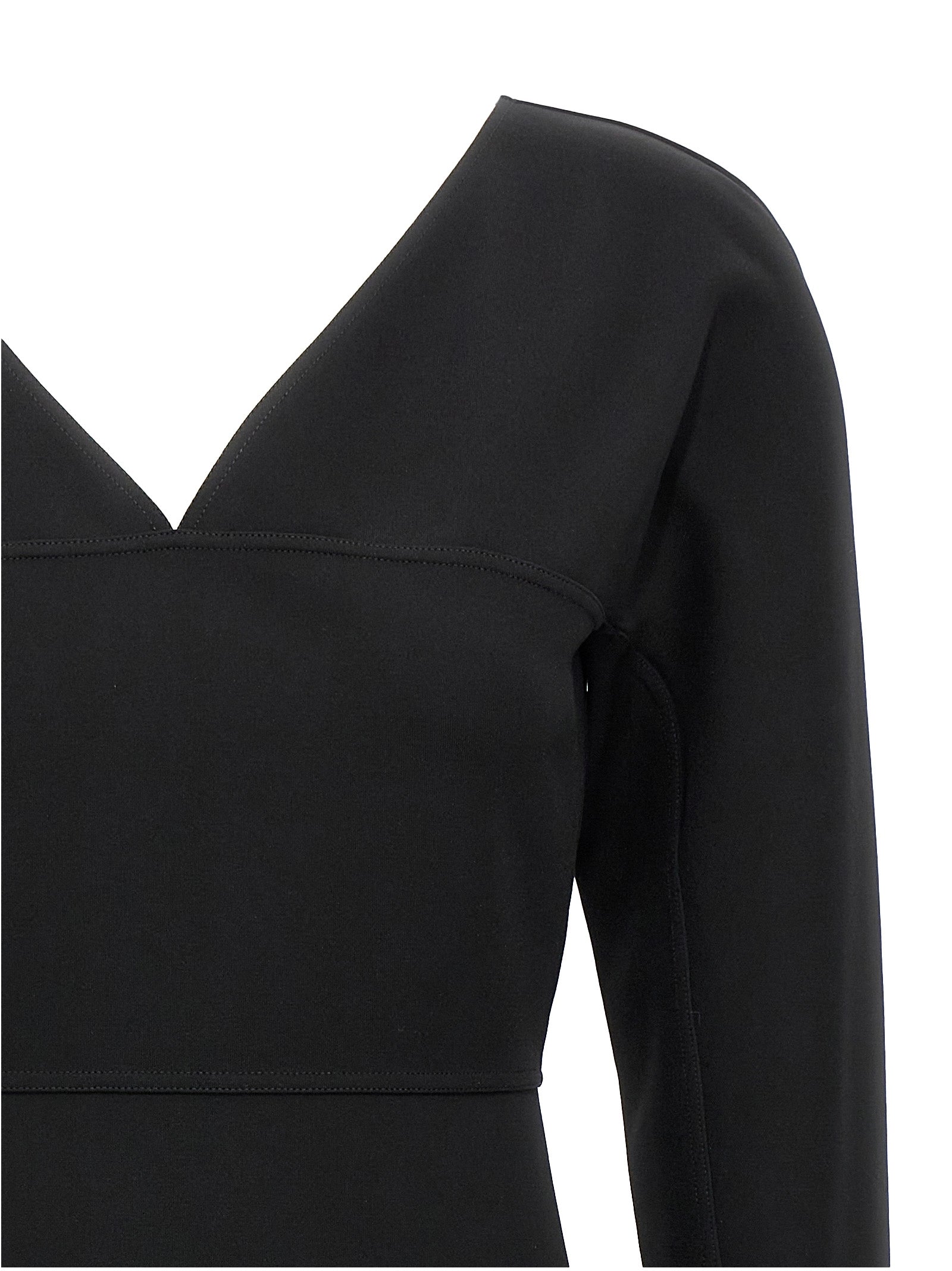 Robe midi noire en viscose de la marque Fendi, élégante et fluide, portée avec des détails subtils visibles sur l'image.