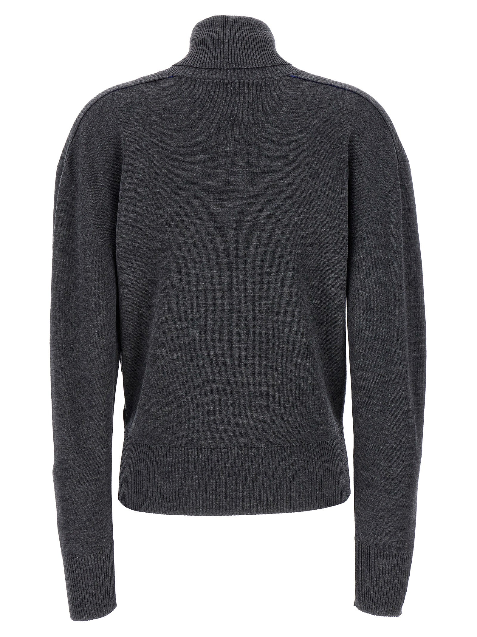 Cardigan gris en laine Burberry pour homme, doux et élégant, avec boutons et logo signature visible.