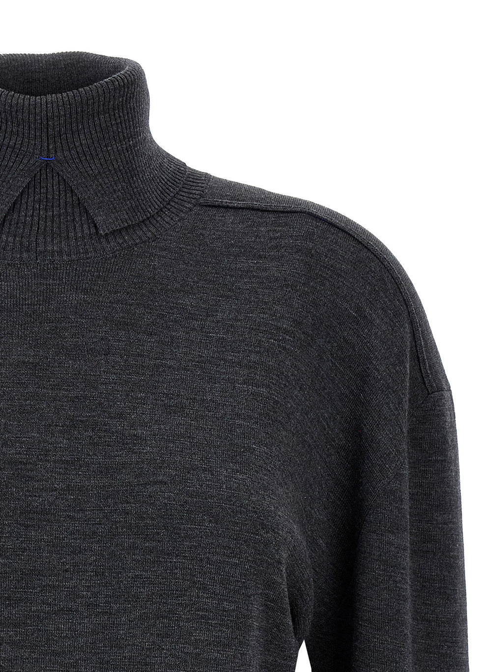 Cardigan en laine grise de Burberry, vêtement chaud et élégant, avec détails classiques et logo discret visible sur l'image.