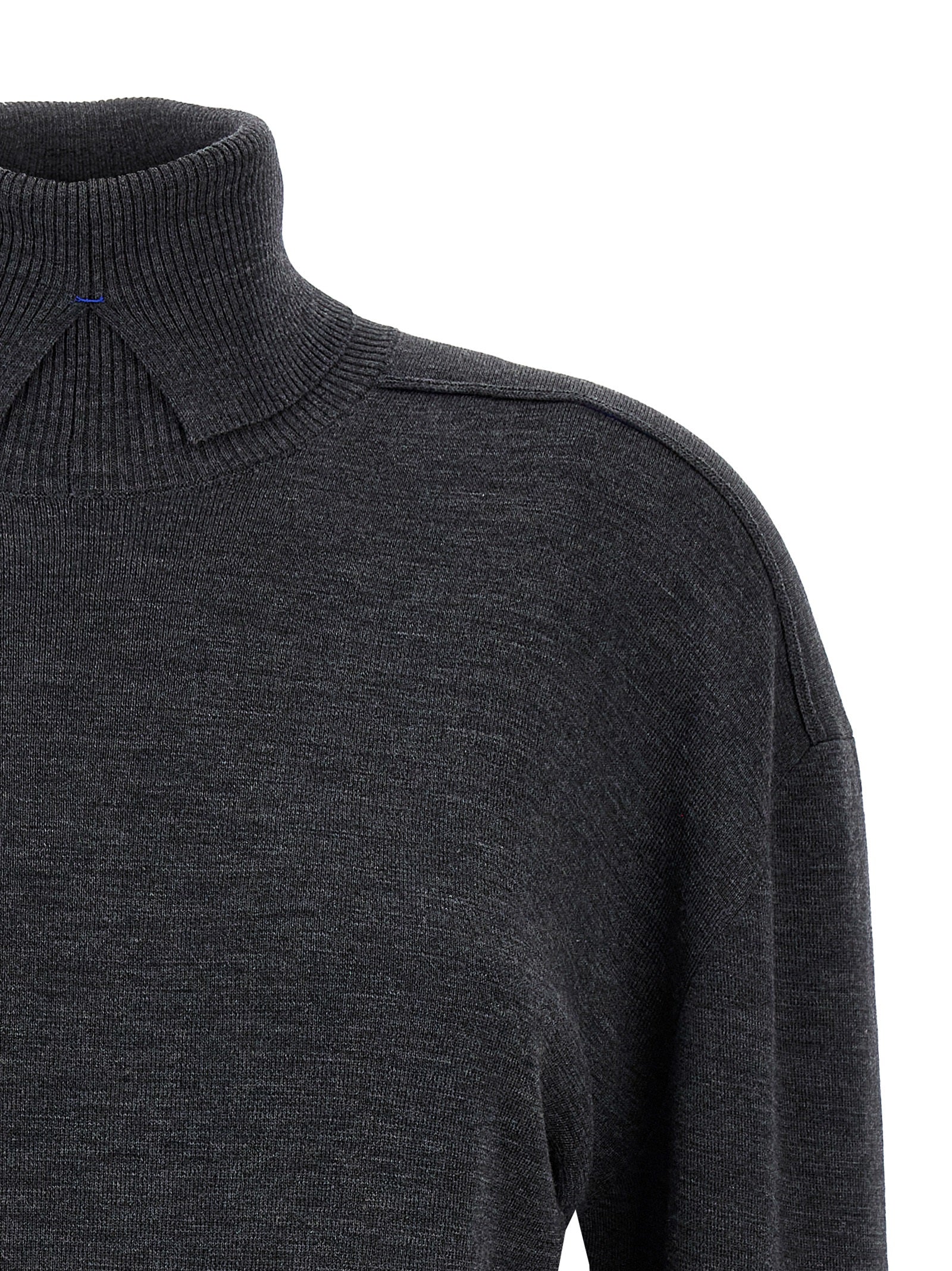 Cardigan en laine grise de Burberry, vêtement chaud et élégant, avec détails classiques et logo discret visible sur l'image.