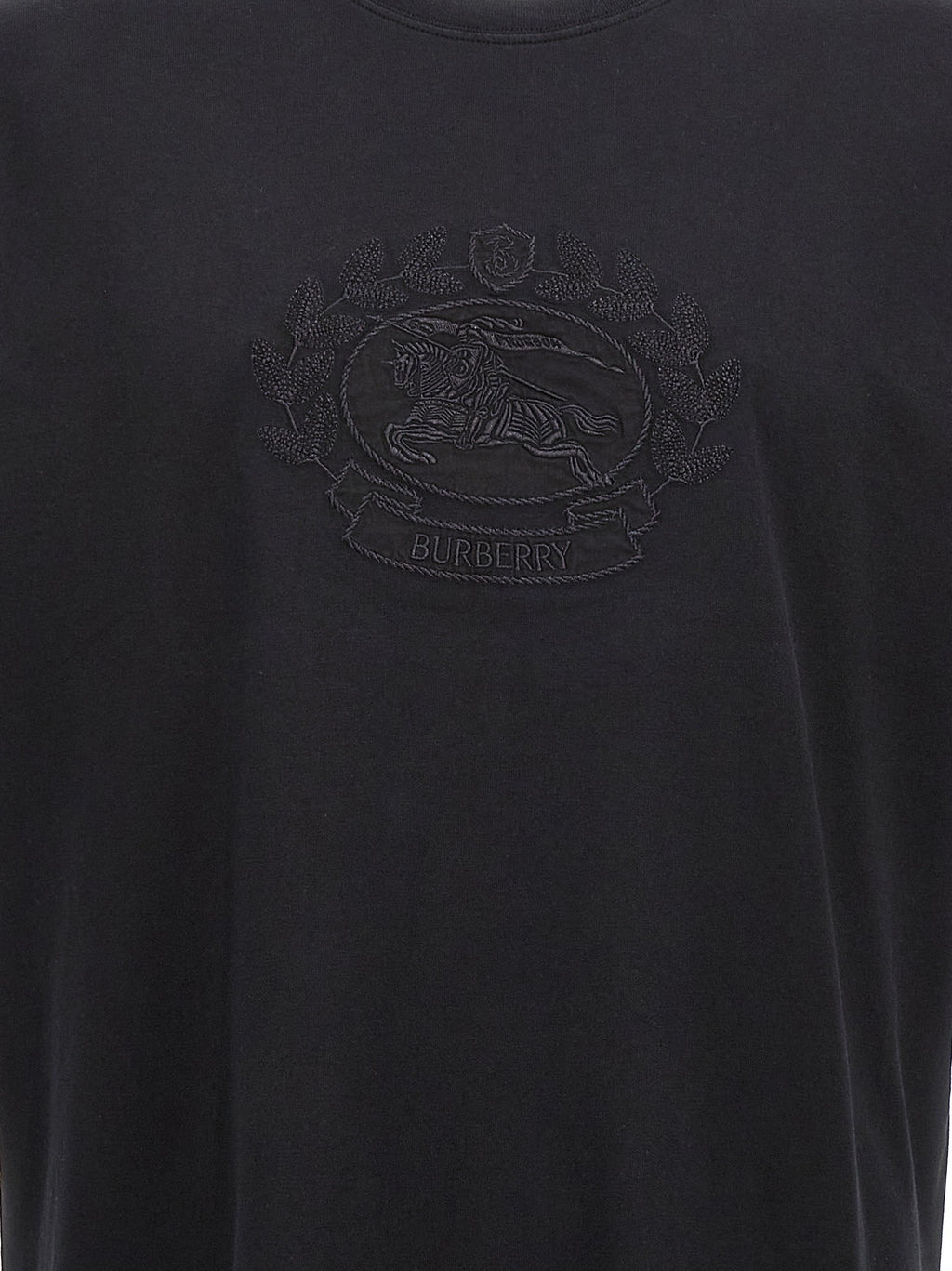 T-shirt noir en coton de Burberry, coupe classique avec logo subtil, porté sur un mannequin.