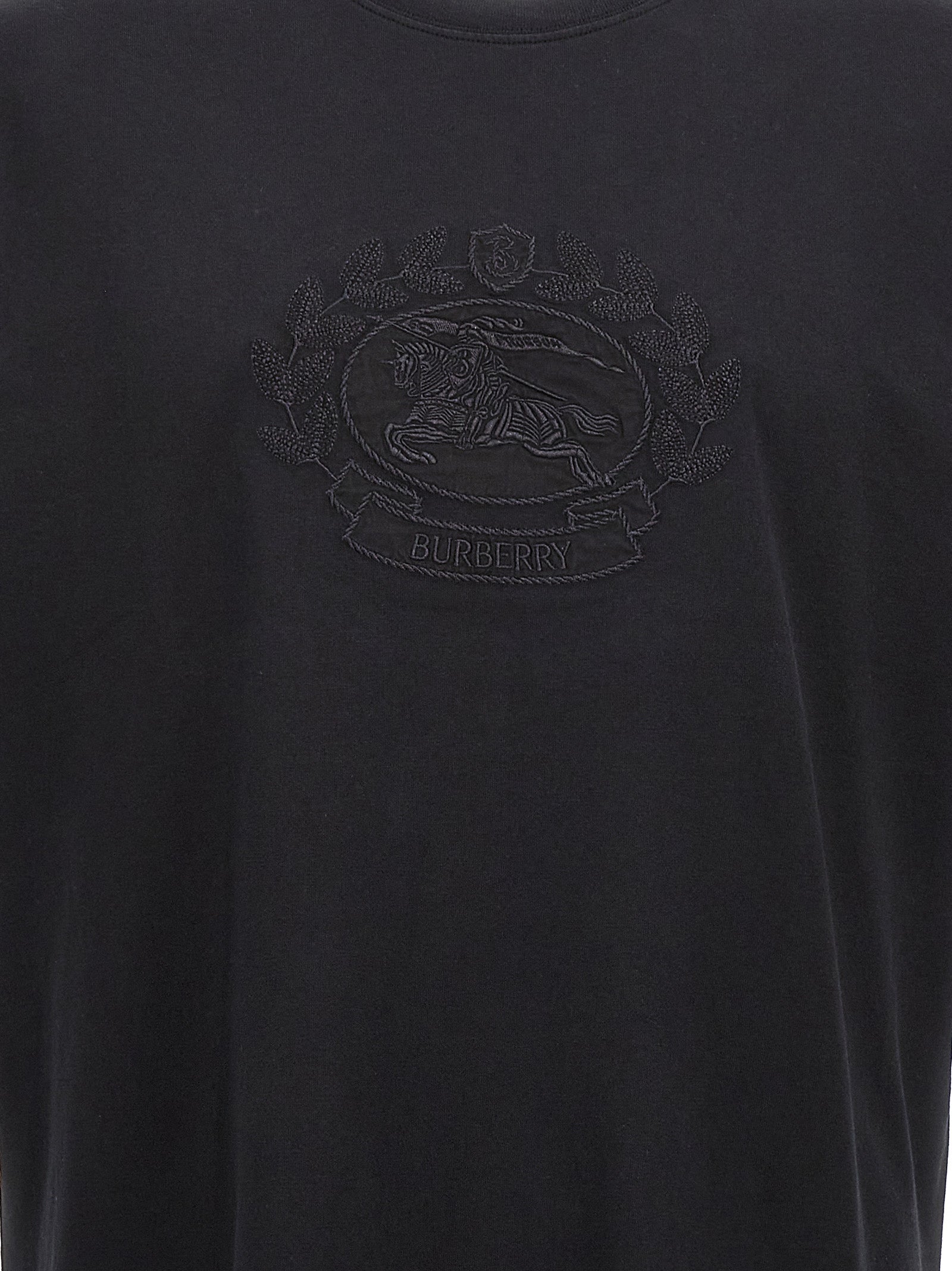 T-shirt noir en coton de Burberry, coupe classique avec logo subtil, porté sur un mannequin.