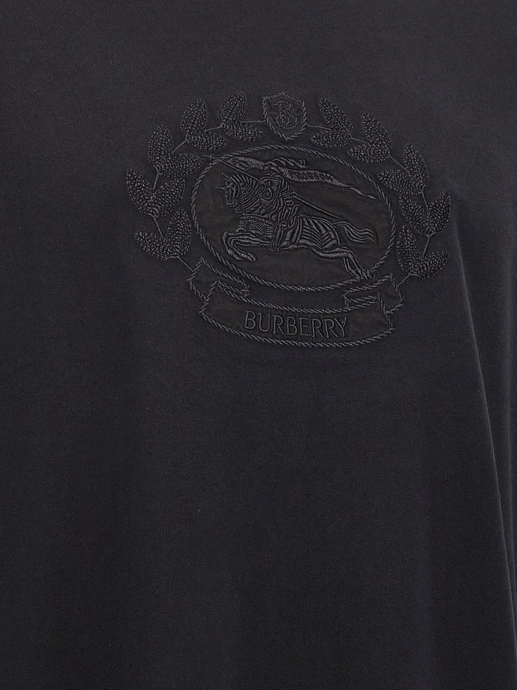 T-shirt en coton noir de Burberry, coupe classique, avec logo discret sur la poitrine, porté par un mannequin.