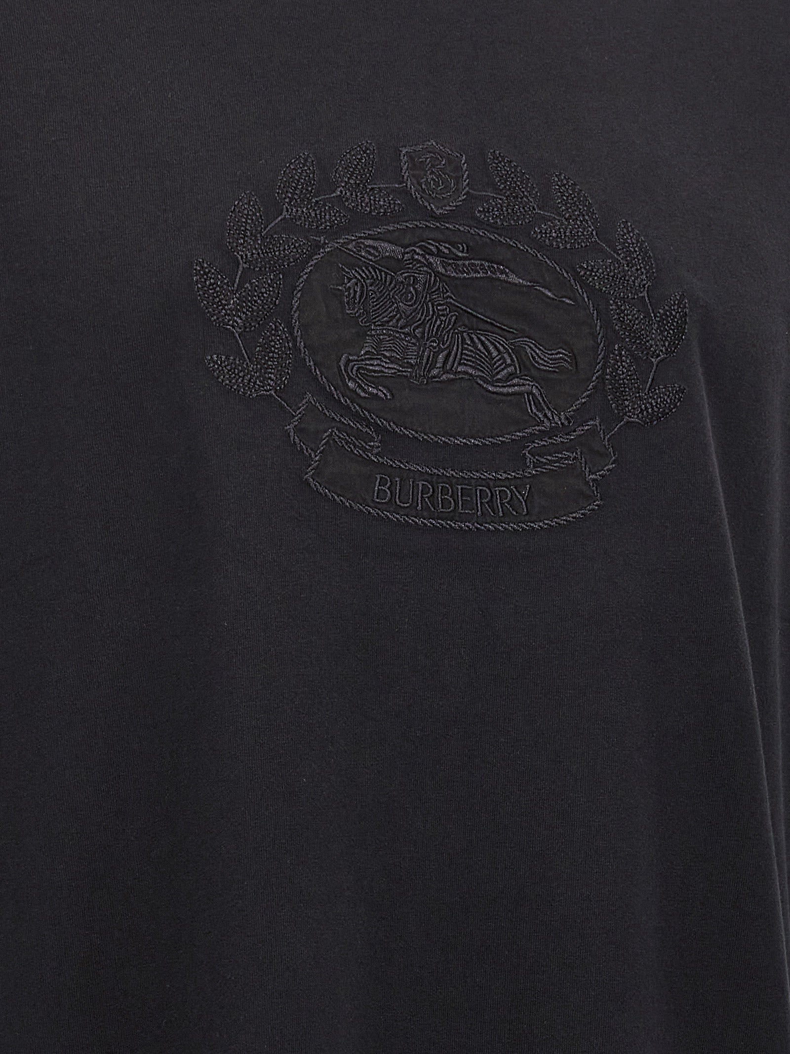 T-shirt en coton noir de Burberry, coupe classique, avec logo discret sur la poitrine, porté par un mannequin.