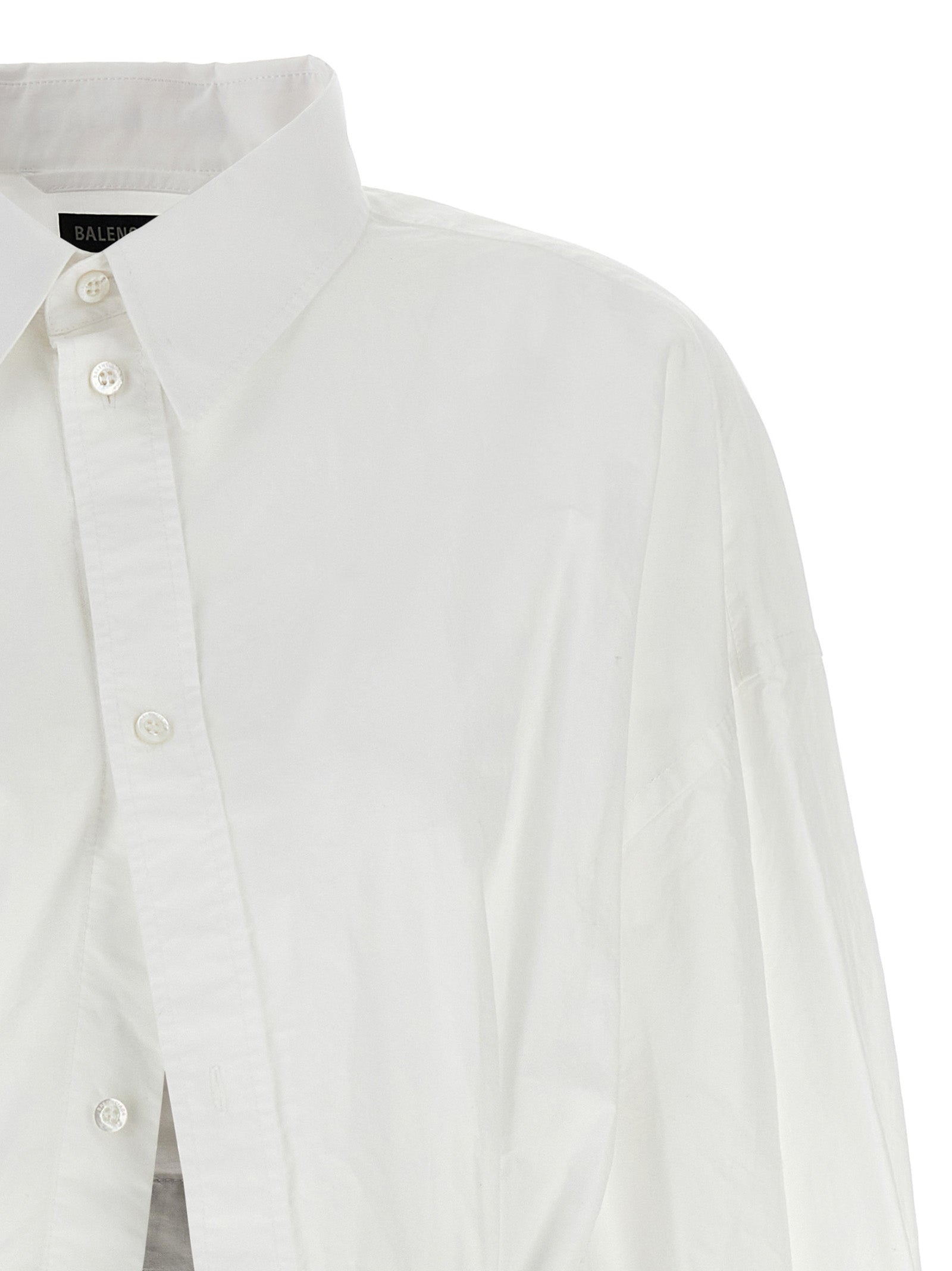 Chemise blanche en coton de Balenciaga, détail élégant, col classique et manches longues, vêtement de mode pour femmes.
