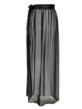 Jupe courte en soie noire de Dolce & Gabbana, coupe moulante et élégante, portée avec style.