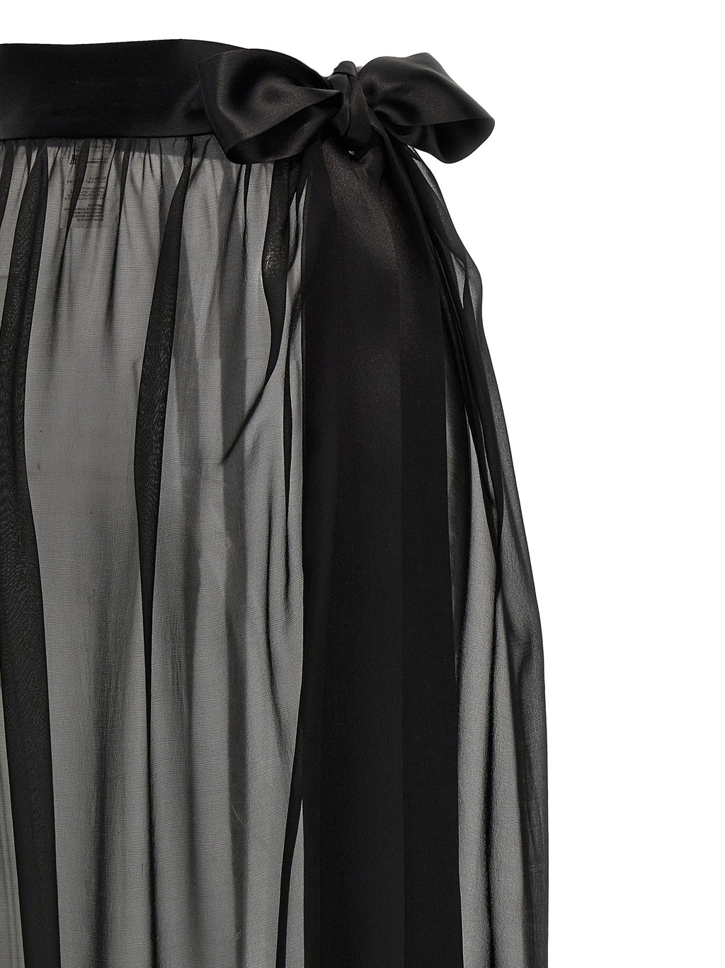 Jupe courte en soie noire de Dolce & Gabbana, style mini avec coupe élégante et tissu brillant, portée sur un fond neutre.