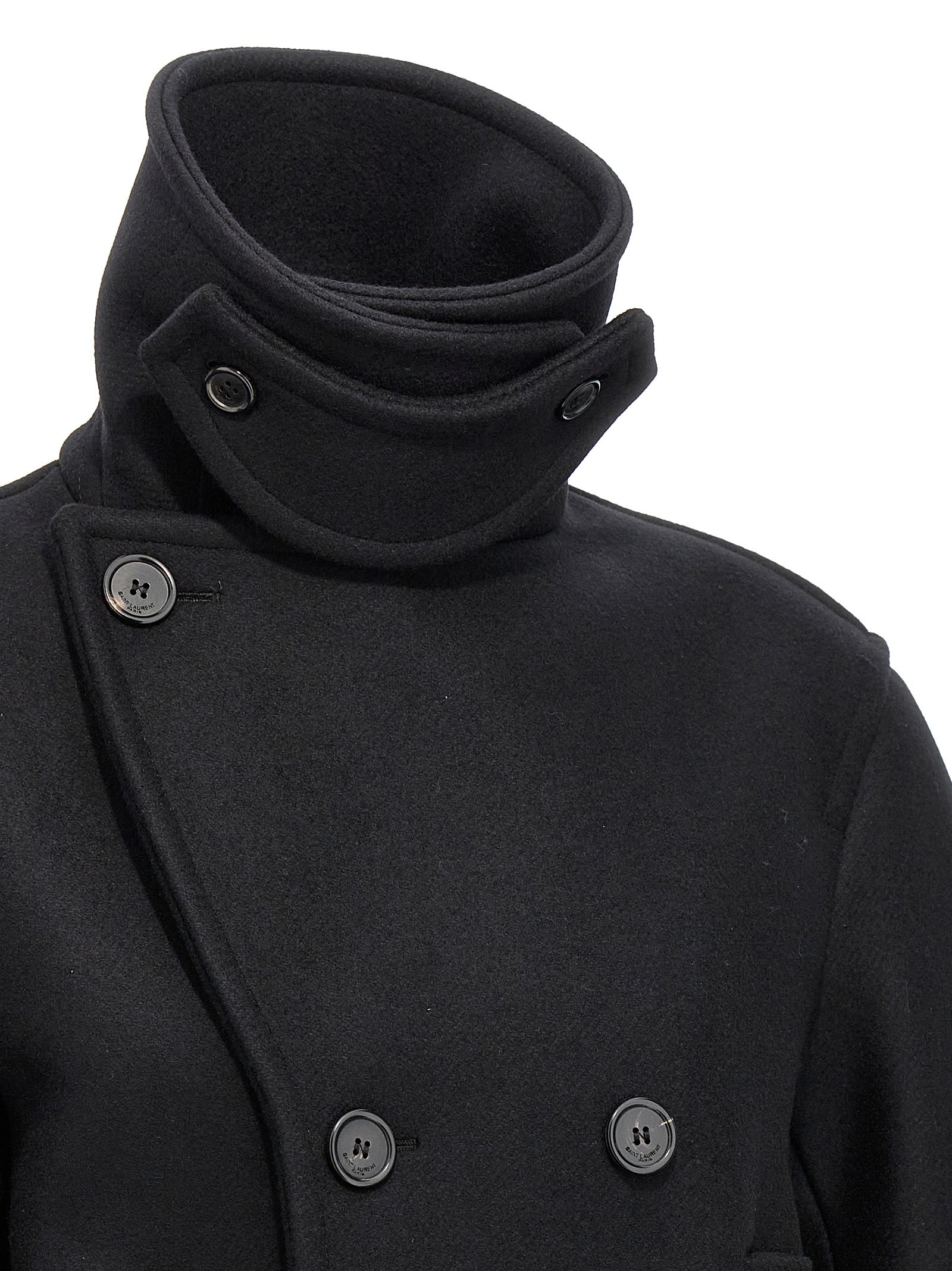 Manteau noir en laine vierge de Saint Laurent, coupe élégante et classique, porté sur un mannequin.