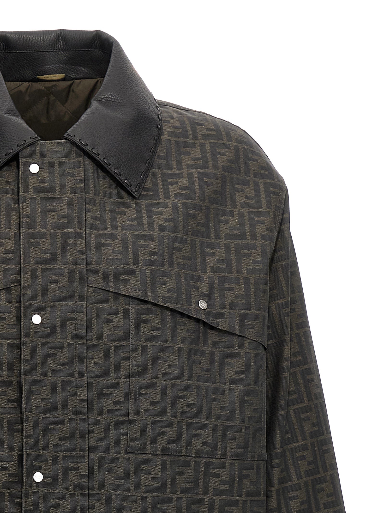 Veste longue en polyester marron de Fendi, coupe élégante, avec fermeture et détails sophistiqués visible sur l'image.