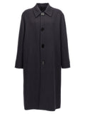 Manteau en laine vierge bleu de Fendi, coupe élégante, porté sur un mannequin, détail des finitions sophistiquées.