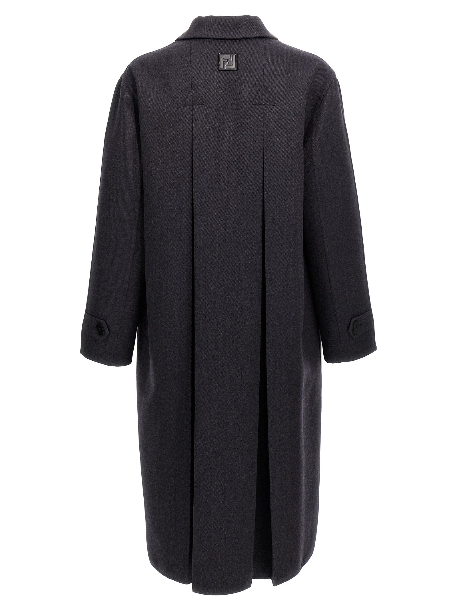 Manteau en laine vierge bleue de Fendi, coupe épurée, porté sur un mannequin, détails de couture visibles.
