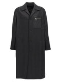 Manteau en cachemire gris de la marque Fendi, présenté sur un mannequin, avec détails élégants et finition de qualité.