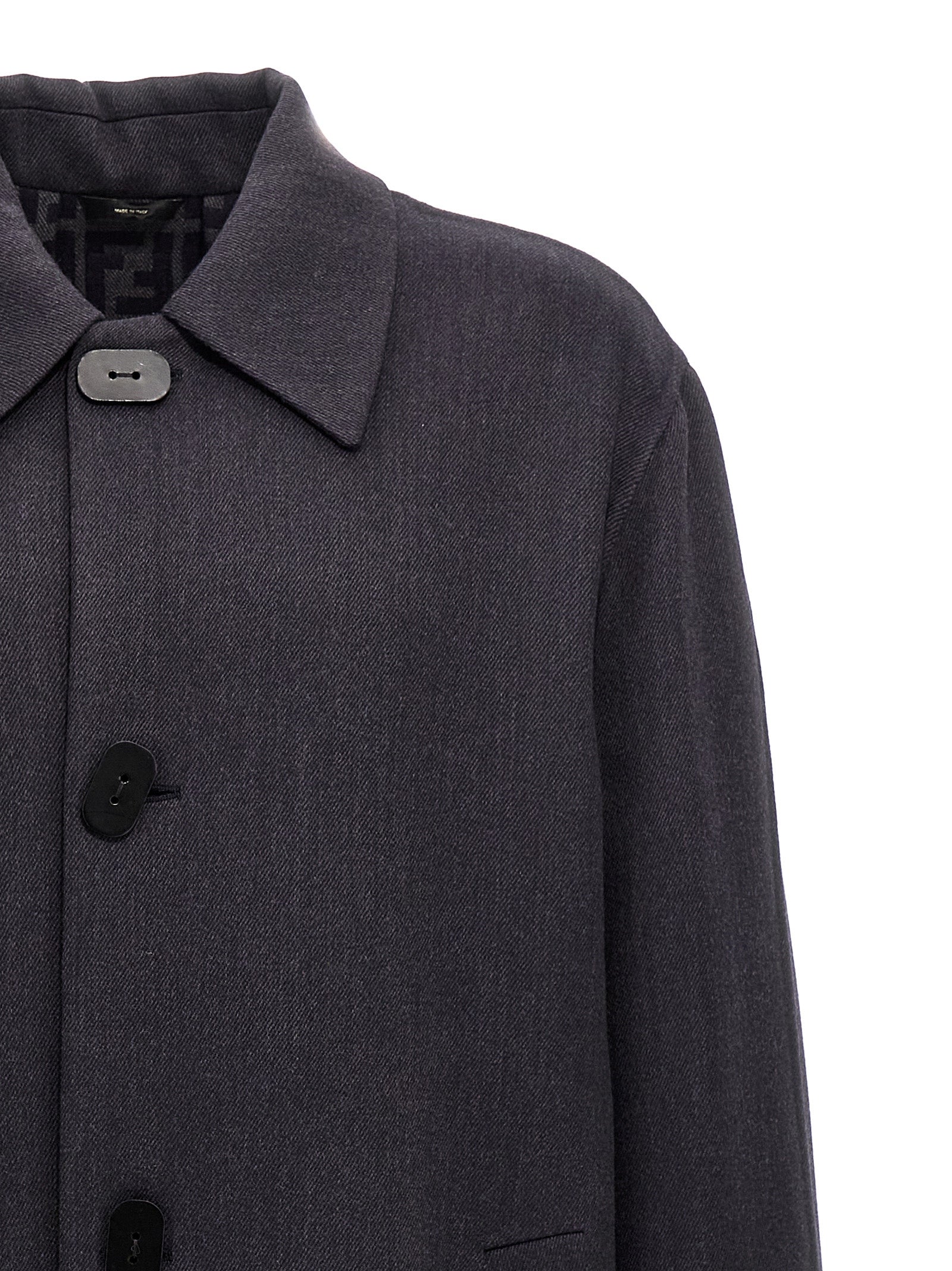 Manteau en laine vierge bleue de Fendi, coupe élégante, porté sur un mannequin, détails de finition raffinés.