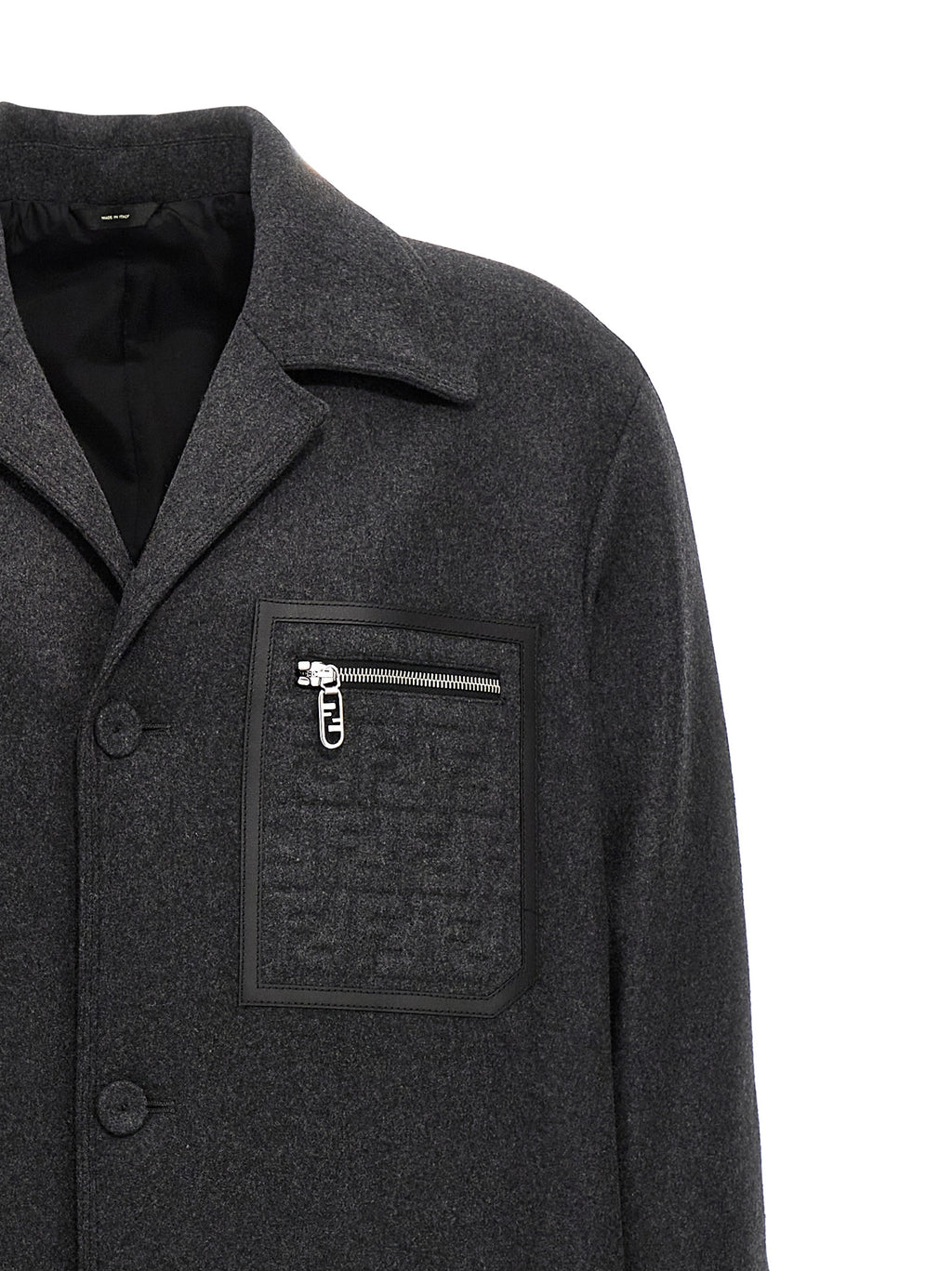 Manteau en cachemire gris de la marque Fendi, coupe élégante, porté sur un mannequin, détails de finition visibles.