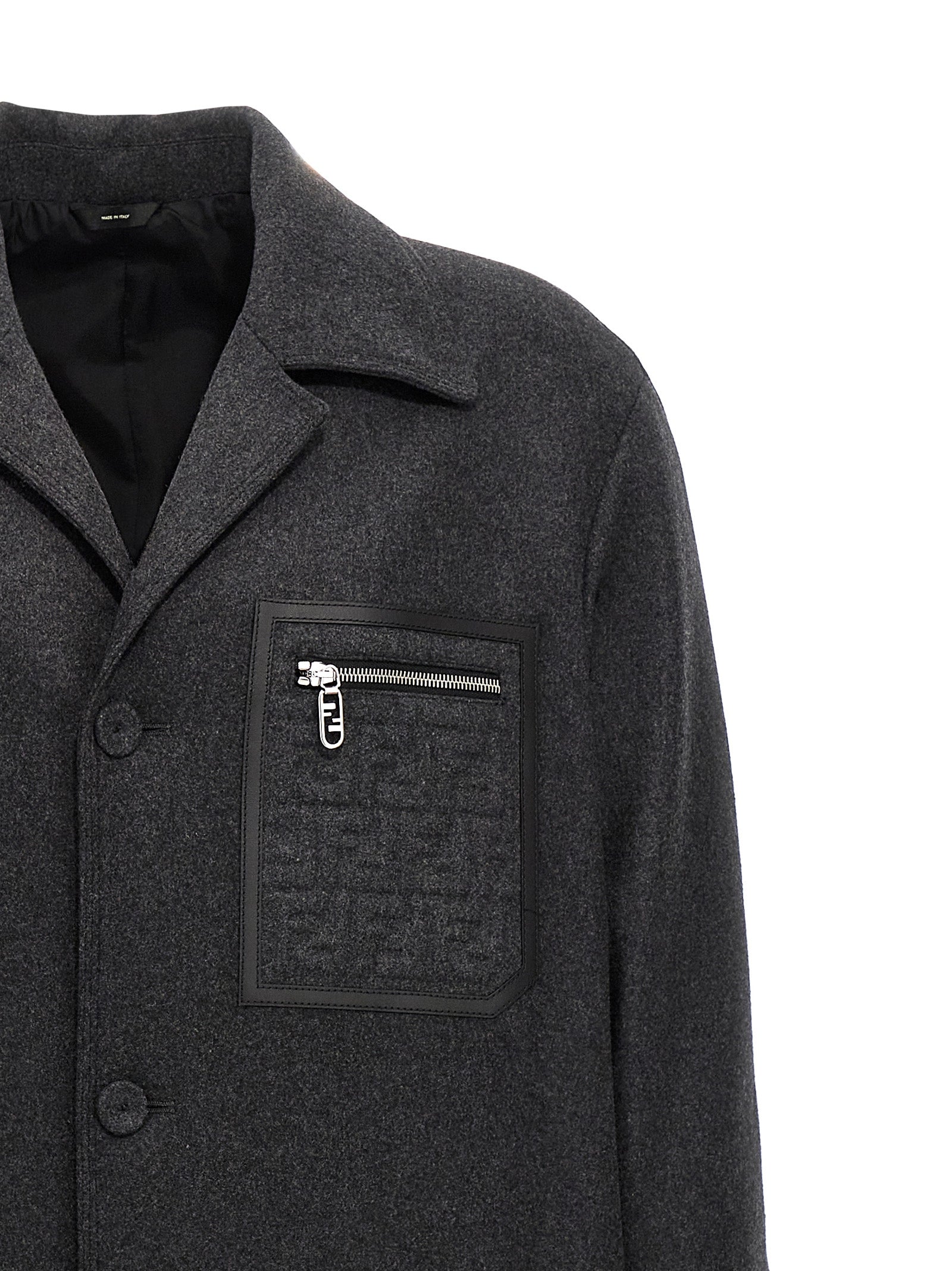 Manteau en cachemire gris de la marque Fendi, coupe élégante, porté sur un mannequin, détails de finition visibles.