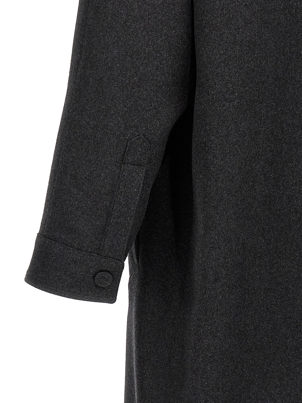 Manteau gris en cachemire de Fendi, style élégant avec col et boutons, porté sur un mannequin.
