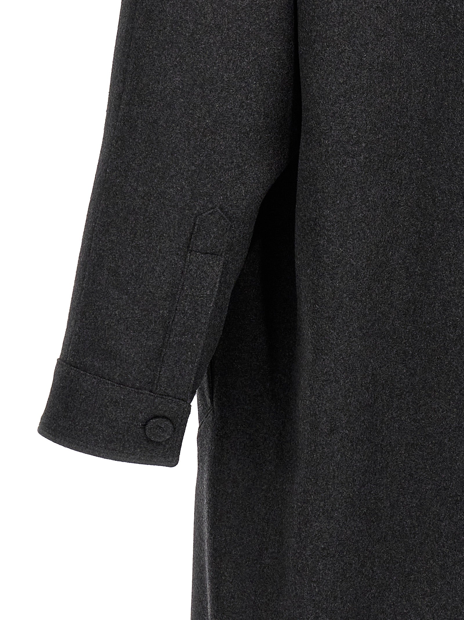 Manteau gris en cachemire de Fendi, style élégant avec col et boutons, porté sur un mannequin.